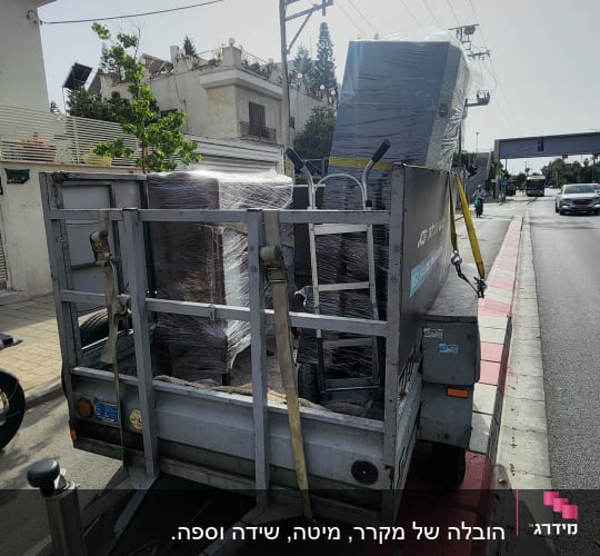 עגלה עם ציוד ארוז ברחוב, קשור ברצועות